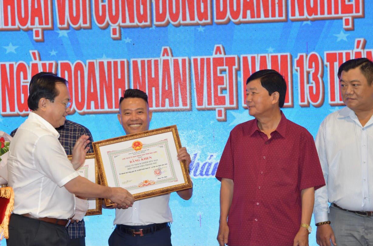 Truc Anh was honored to receive a certificate of merit for Vietnamese Entrepreneur 2022 (photo by Phan Thanh Cuong).